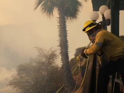 Newsom indicó que el número de miembros de la Guardia Nacional de California, también conocida como CalGuard, desplegados para asistir a los equipos de rescate en Los Ángeles ha ascendido a 1.680. EFE/A. DINNER