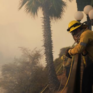 California duplica el número de elementos de la Guardia Nacional para combatir los incendios