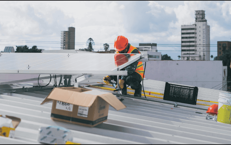 De acuerdo con la Secretaría de Economía, en el segundo trimestre de 2024, había 315,000 personas trabajando como electricistas y linieros. PEXELS.