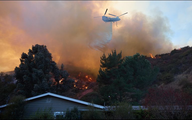 Más de 12 mil personas, entre bomberos, policías y miembros de agencias del orden, combaten los incendios y colaboran en tareas de seguridad y vigilancia. EFE