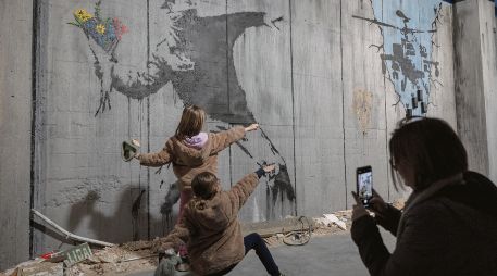 Esta pieza, réplica de la original de Banksy, es probablemente una de las más conocidas; destaca en su libro “Wall and Peace” (2005). EFE