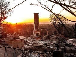 A pesar de los esfuerzos de los bomberos, las llamas han reducido comunidades enteras a escombros, dejando a miles de personas sin hogar. AP / N. BERGER