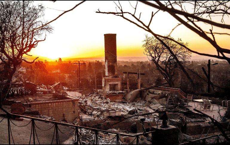 A pesar de los esfuerzos de los bomberos, las llamas han reducido comunidades enteras a escombros, dejando a miles de personas sin hogar. AP / N. BERGER