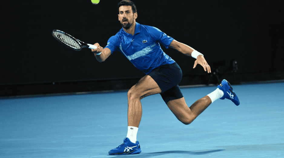 Novak Djokovic, en acciones del partido de este lunes en Melbourne, Australia. EFE / J. Carrett