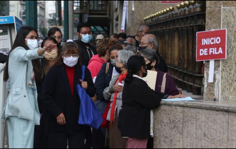 Adultos mayores hacen fila para cobrar su Pensión Bienestar. ARCHIVO / Agencia EL UNIVERSAL
