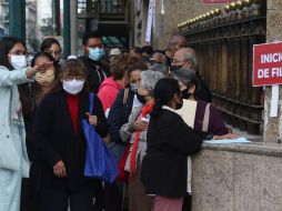 Adultos mayores hacen fila para cobrar su Pensión Bienestar. ARCHIVO / Agencia EL UNIVERSAL