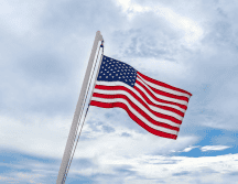 La bandera a media asta es un honor que indica que el país o un estado está de luto. Canva