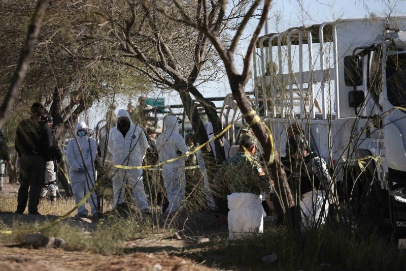  personal de la Secretaría de la Defensa Nacional (Sedena) y de la Fiscalía General de la República (FGR) comenzaron a trabajar en la investigación de lo que se encuentra en el interior del túnel como parte de los peritajes antes de cerrar definitivamente la entrada del túnel. SUN /C. Torres