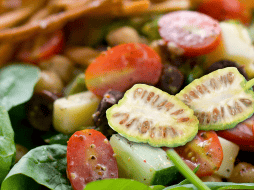 Otra alternativa menos convencional para consumir esta fruta es incluirla en pequeñas cantidades en ensaladas tropicales. AP / ARCHIVO