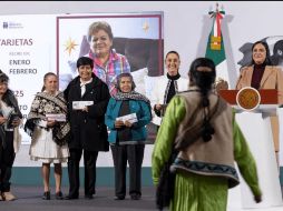 Con la tarjeta del Banco del Bienestar podrás realizar compras en establecimientos con terminal bancaria y retirar dinero sin comisión en ventanillas o cajeros automáticos de dicha institución. ESPECIAL/X/@GobiernoMX