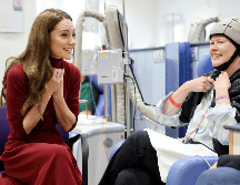 La princesa Kate de Gales habla con una paciente en el Hospital Royal Marsden. AP / Chris Jackson