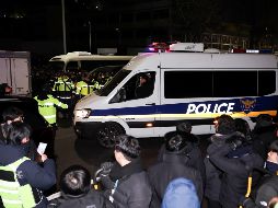 Unos 3 mil 200 efectivos de la policía participaron en la detención de Yoon Suk-yeol, protegido por el Servicio de Seguridad Presidencial y unos 6 mil simpatizantes. EFE/YONHAP