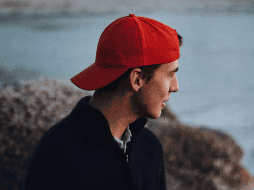La gorra, más allá de su función práctica, puede tener múltiples significados en la vida de quien la usa. Desde una forma de autoexpresión hasta un recurso psicológico para manejar la ansiedad o sentirse protegido, este accesorio puede ser mucho más que un simple complemento de moda. CANVA
