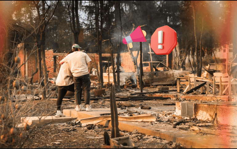 Personas observan con tristeza los restos de una casa destruida por el incendio forestal de Eaton en Altadena, California, EU.  EFE/A. Dinner