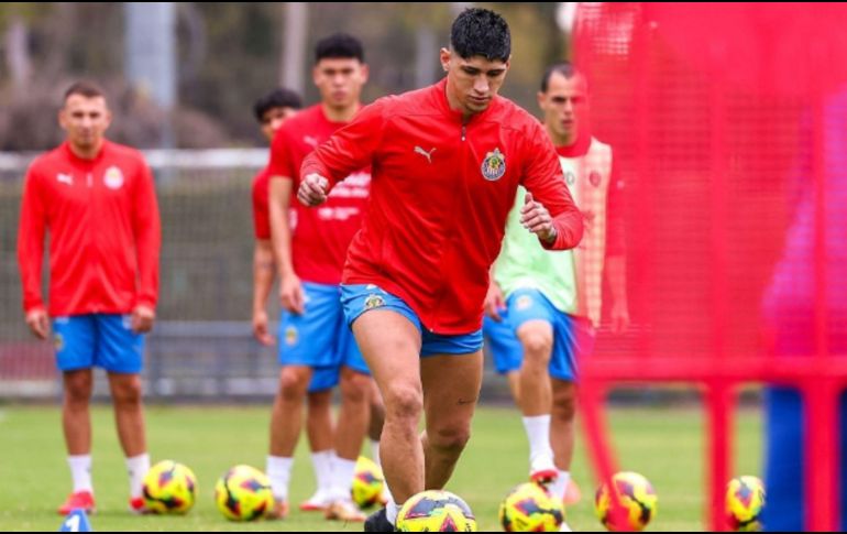 El delantero apareció entre los suplentes de las Chivas y hay amplias posibilidades de que vea minutos en el primer juego del conjunto tapatío en la Copa de Campeones de la Concacaf. Instagram/ @Chivas.