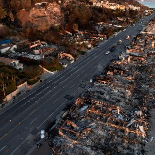Incendios en Los Ángeles comienzan a ceder; las autoridades combaten saqueos