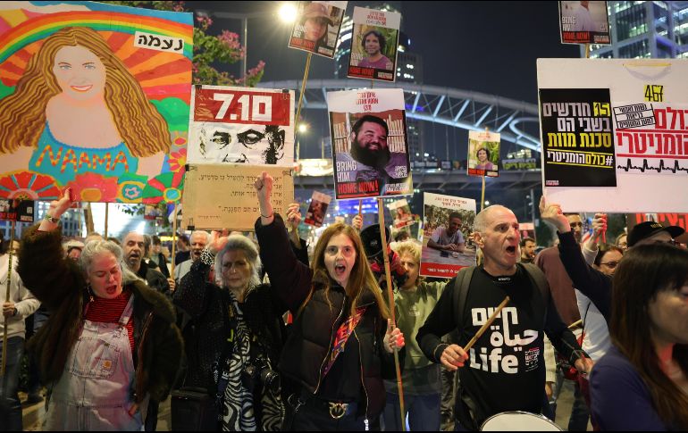 Familiares de rehenes retenidos por Hamas protestan pidiendo su liberación y un alto al fuego frente a la sede del partido Likud en Tel Aviv, Israel. EFE/A. Sultan