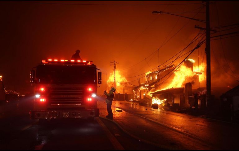 En el caso de Los Ángeles, la extinción de los incendios se ha vuelto imposible debido a su magnitud. EFE / A. DINNER