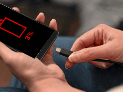 Cargar el celular hasta el 100% puede parecer inofensivo, pero a largo plazo podría acortar la vida útil de la batería y afectar el rendimiento de tu dispositivo. CANVA