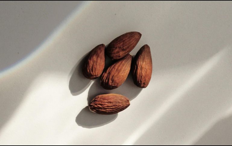 Una ingesta diaria de almendras es capaz de reducir considerablemente el riesgo de problemas cardiovasculares. UNSPLASH / V. SALJA