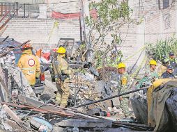 Autoridades laboran en la limpieza del taller clandestino. EL UNIVERSAL