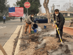 Residentes afectados por los históricos incendios de Los Ángeles trataban de salvar sus hogares y al fin pueden volver a ellos. EFE/ A. M. Varón