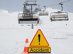 Este sábado se reportaron amenos 17 personas heridas de gravedad, entre ellas nueve muy graves, por el incidente en una estación de esquí. ESPECIAL / CANVA