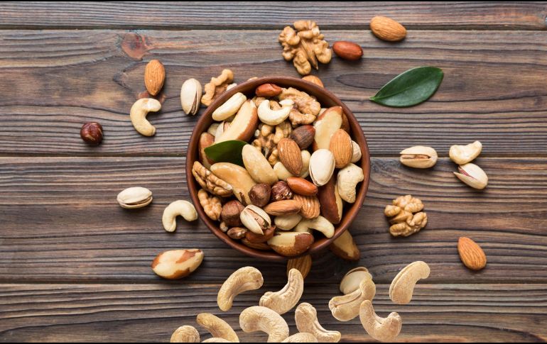 Lavar los frutos secos reduce el riesgo de contaminación por bacterias y virus. ESPECIAL / CANVA