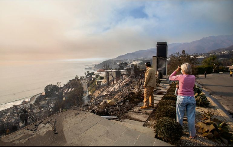 Habitantes de las zonas devastadas observan el sitio en donde estaba su hogar. Se estima que el daño económico llega a los 50 mil millones de dólares. AFP
