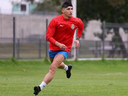 El delantero de Chivas, Alan Pulido tendrá que esperar para ver actividad con el Guadalajara, luego de que presentó molestias en la rodilla izquierda. X / Chivas