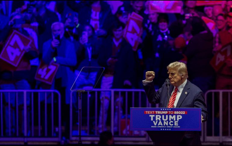 El presidente electo de Estados Unidos, Donald Trump, pronunció un discurso a sus seguidores en el estadio Capital One Arena este domingo en Washington. EFE/ A. Colmenares