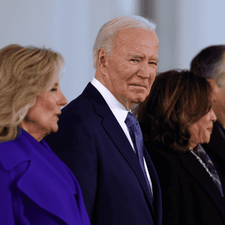 Biden indulta a familiares en su último acto oficial
