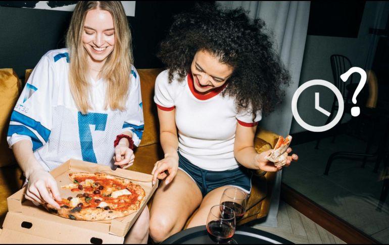 Es importante encontrar un horario de comida regular que se adapte a tu estilo de vida.ESPECIAL/Pexels y Canva