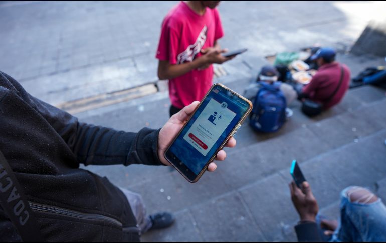 Esa plataforma, que dejó de funcionar este lunes, permitía a los migrantes que estaban en territorio mexicano rellenar un formulario con sus datos y solicitar una cita para presentarse a un puerto de entrada de la frontera con México. AP / F. Llano