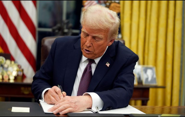 El presidente de EU, Donald Trump, firma órdenes ejecutivas en el Despacho Oval de la Casa Blanca el lunes 20 de enero de 2025 en Washington. AP / E. VUCCI