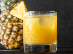 El jugo de piña puede ser un aliado refrescante en tu sana alimentación. CANVA