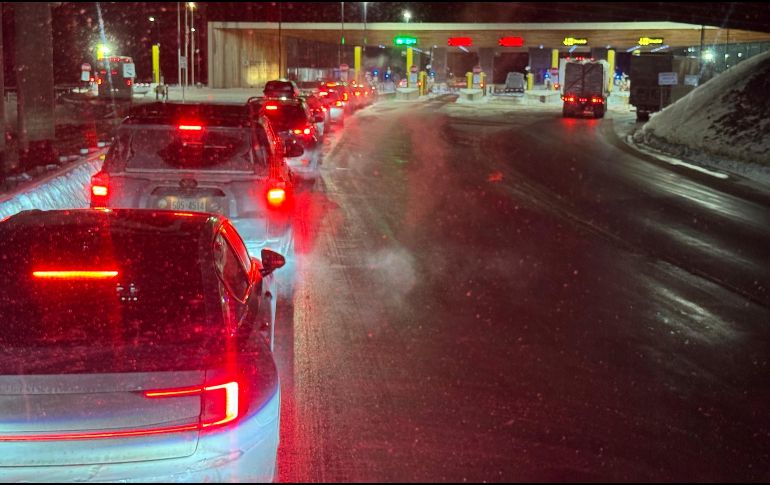 Un tramo de la autopista fue cerrado en ambas direcciones durante aproximadamente dos horas después del incidente. AP