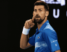 Entregados la mayoría de espectadores al joven Carlos Alcaraz, Djokovic se picó con el público y en varios momentos celebró puntos con besos desafiantes a las tribunas o llevándose la mano a la oreja. EFE / M. Cholewinski