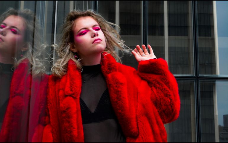 Vestir de rojo puede transmitir estilo, confianza y valentía. UNSPLASH / Romane Gautun