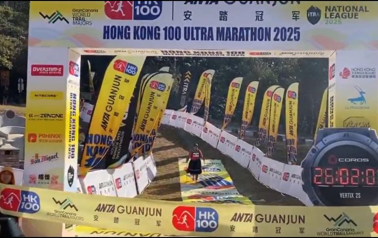 Lorena Ramírez utilizó la vestimenta típica de su región, en Chihuahua, durante la competencia. ESPECIAL