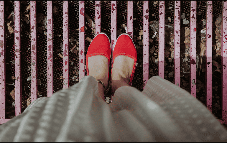 El color rojo expresa confianza y empoderamiento. Unsplash.