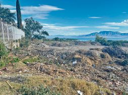 Mientras el Ayuntamiento de Jocotepec afirma que se realiza una obra pública, las autoridades federales confirman que esto es ilegal, pues no hay un solo permiso autorizado. ESPECIAL