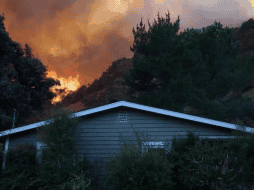 El incendio, conocido como Hughes, inició en el norte de Castaic durante la mañana y, en menos de dos horas, arrasó más de 2 mil hectáreas. EFE/ARCHIVO