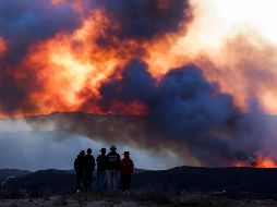 El incendio, conocido como Hughes, se desató por la mañana y, en tan solo seis horas, había arrasado aproximadamente 39 kilómetros cuadrados. EFE
