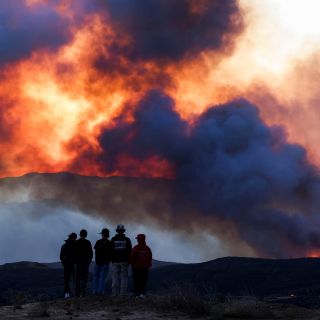 Incendio desplaza a 50 mil personas mientras avanza al norte de Los Ángeles