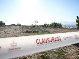 Mientras el alcalde de Jocotepec afirma que sólo daba continuidad a una obra de hace tres administraciones, las autoridades estatales ya colocaron sellos de clausura por la invasión al lago de Chapala. EL INFORMADOR/H. Figueroa