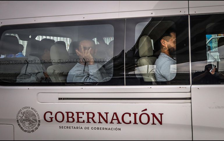 Migrantes deportados son trasladados a albergues desde el puerto fronterizo de El Chaparral, en Tijuana. EFE/J. Terríquez