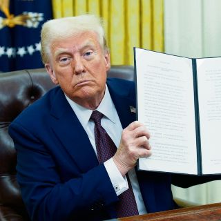 Suspenden orden de Trump que cancela ciudadanía por nacimiento