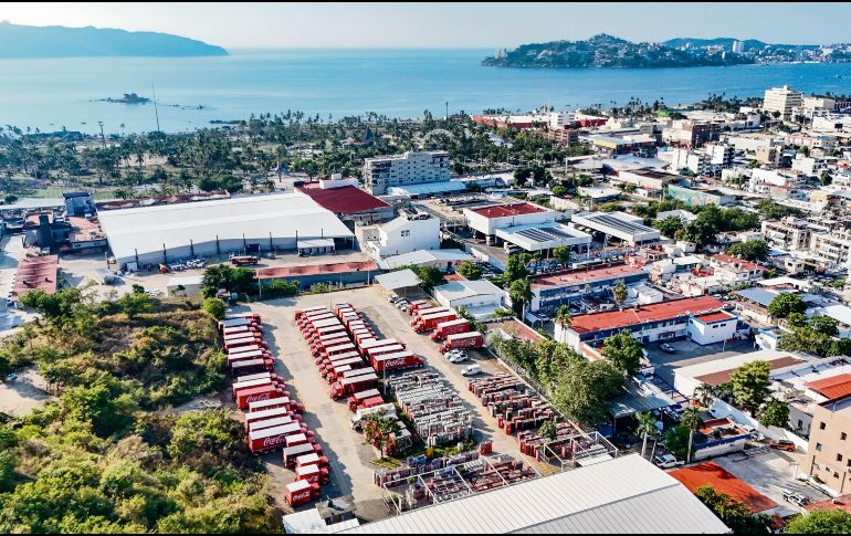 Camiones repartidores estacionados en un centro de distribución de una empresa refresquera. EFE