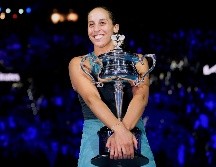 Madison Keys sostiene la Copa Conmemorativa Daphne Akhurst tras derrotar a la bielorrusa Aryna Sabalenka en la final femenina del Abierto de Australia. AP / A. B. Ratnayake